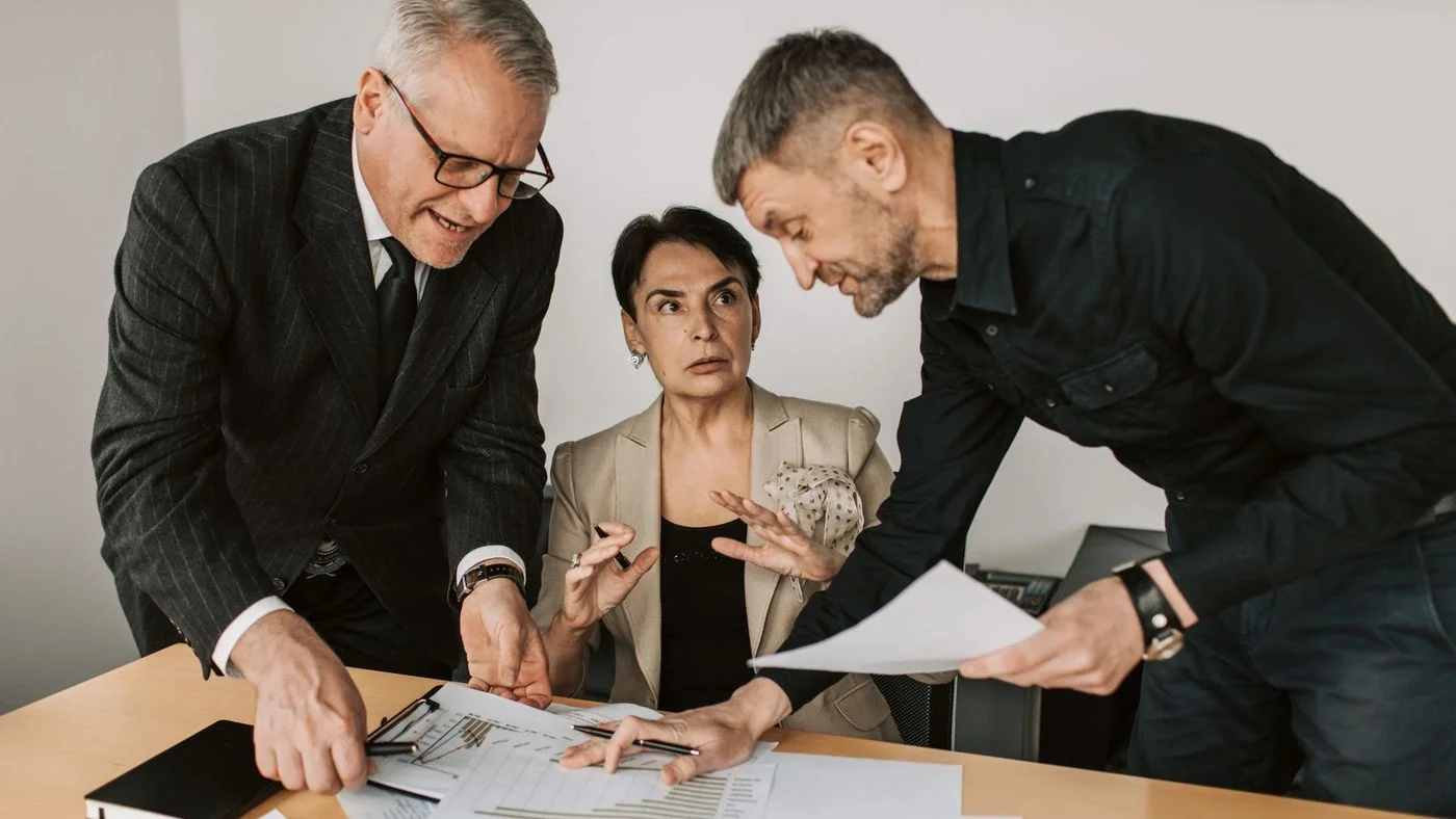Équipe en réunion de travail dans un environnement professionnel