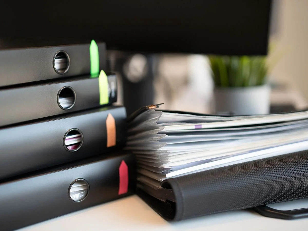 Dossier de conformité Qualiopi ouvert sur un bureau avec documents annotés