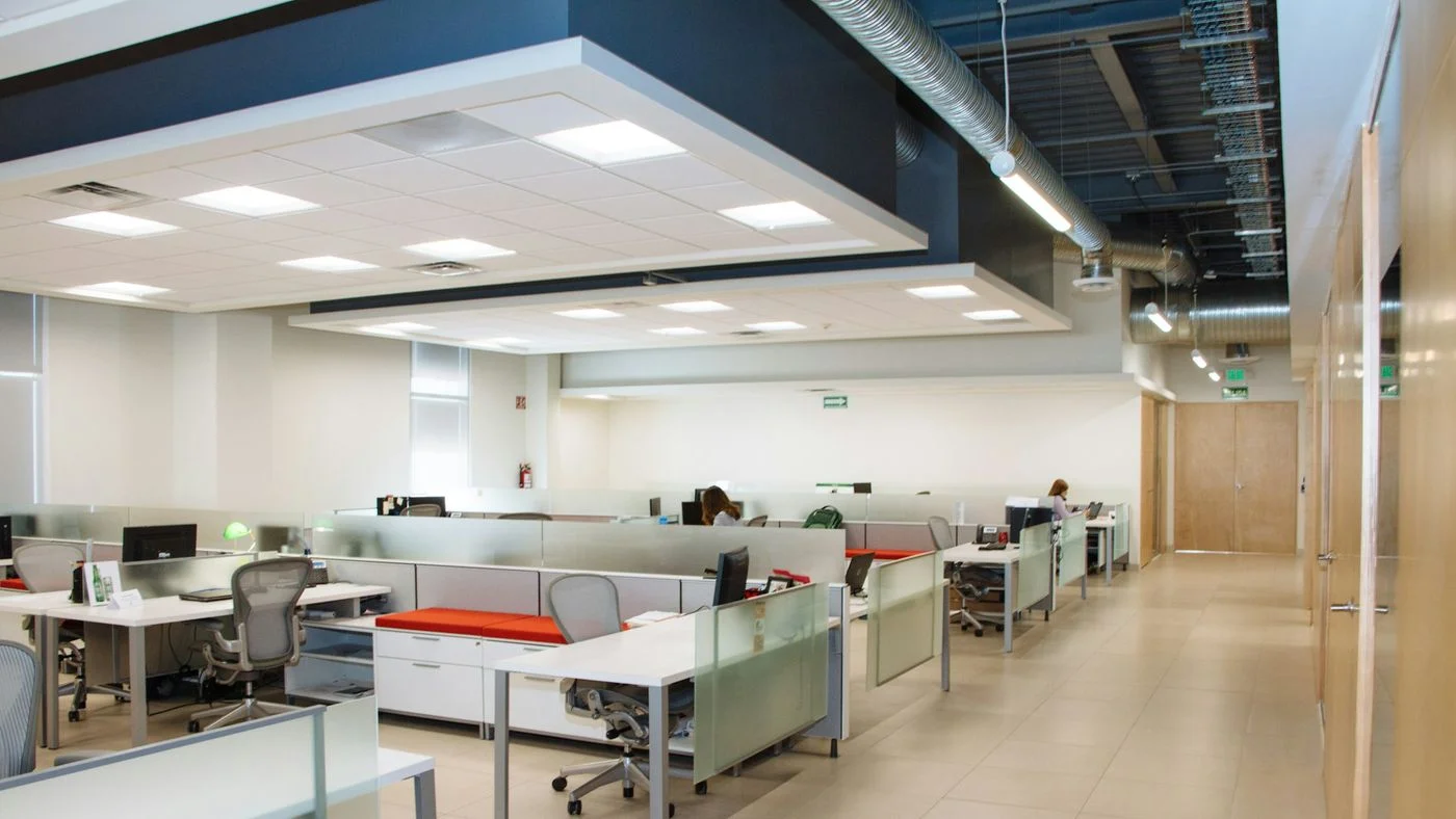 Espace de bureau professionnel moderne et lumineux