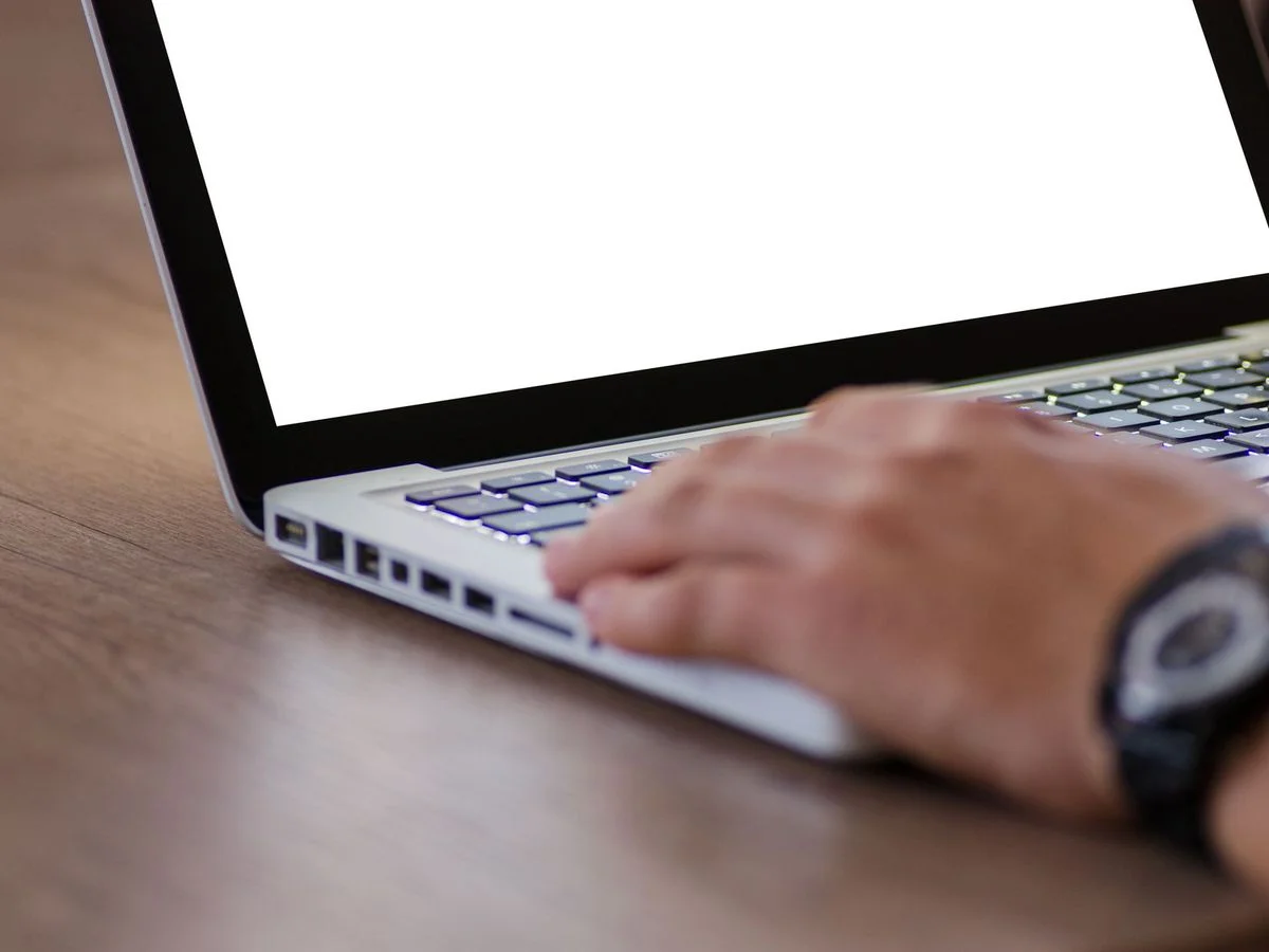 Personne utilisant un assistant d'intelligence artificielle sur ordinateur portable au bureau