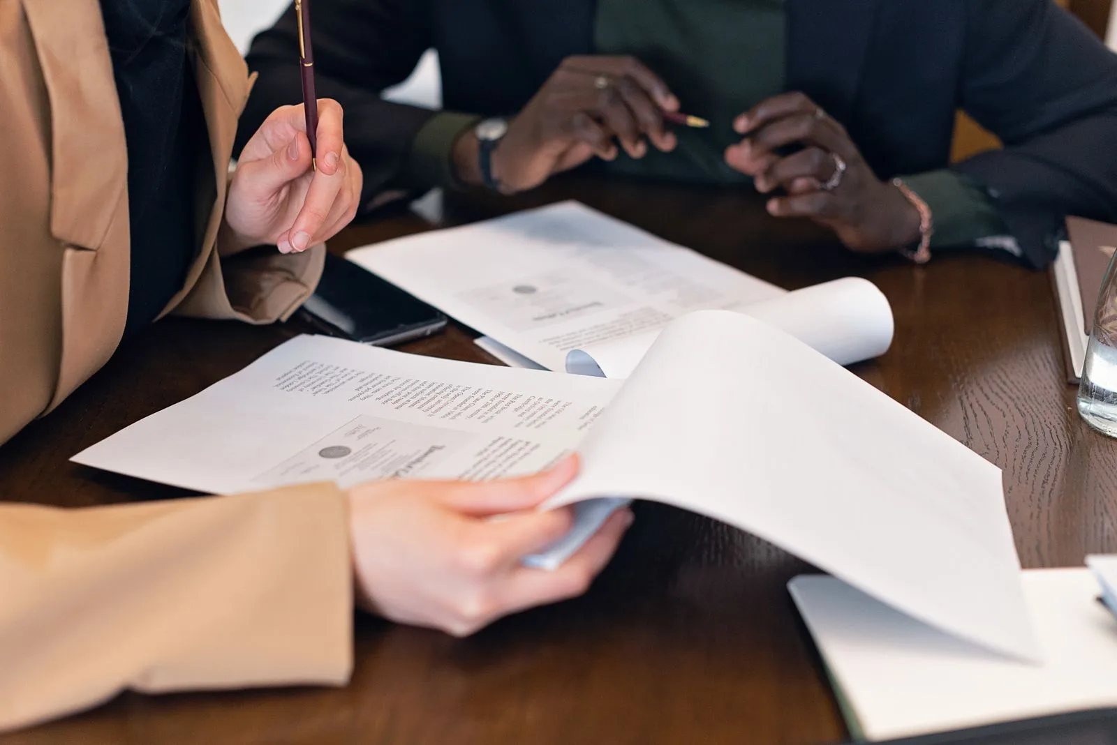 Professionnels examinant des documents lors d'une réunion d'audit
