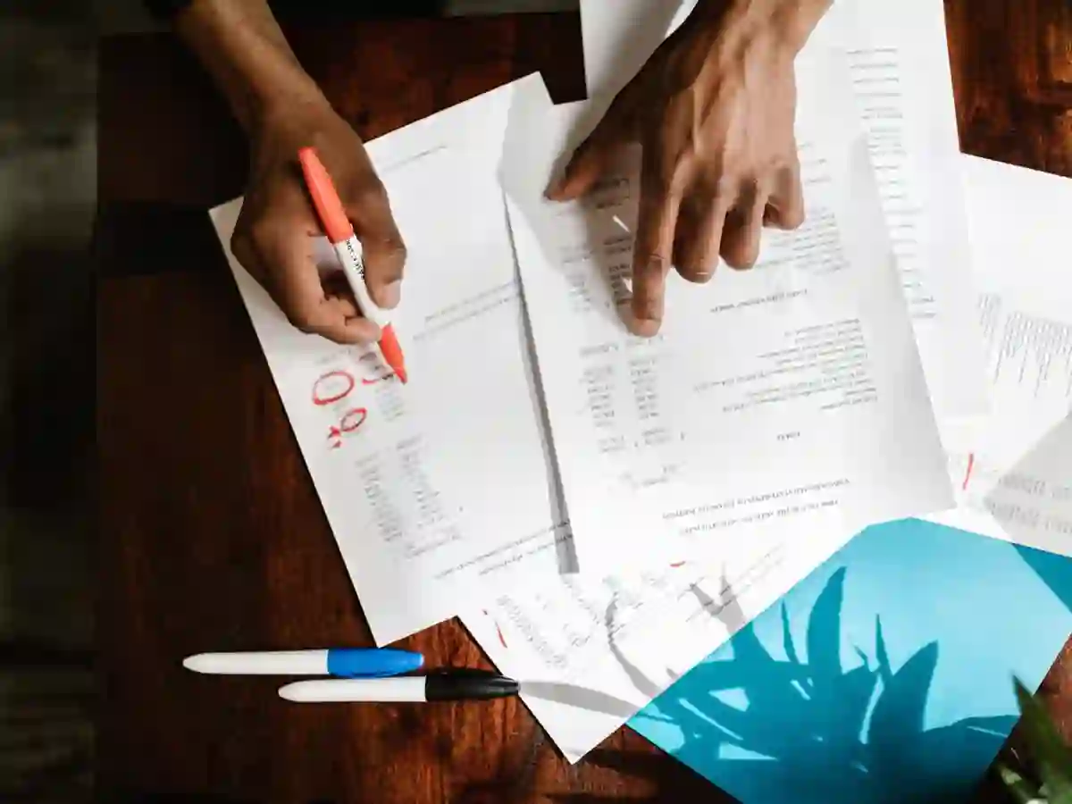Personne classant des documents de conformité lors d'un contrôle administratif