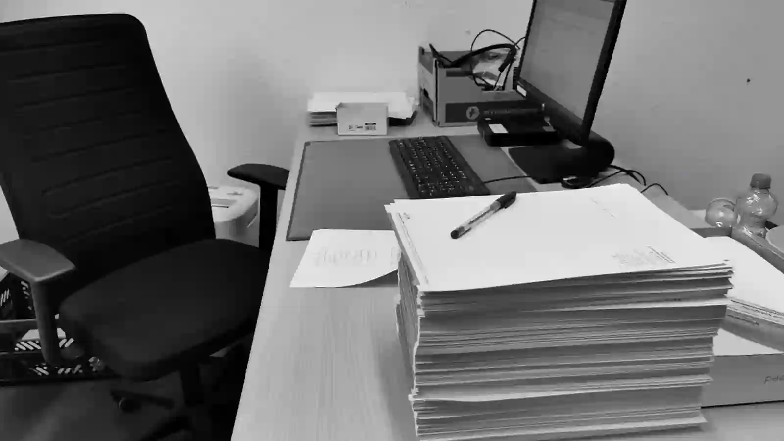 Documents réglementaires et dossiers de conformité consultés sur un bureau de veille juridique