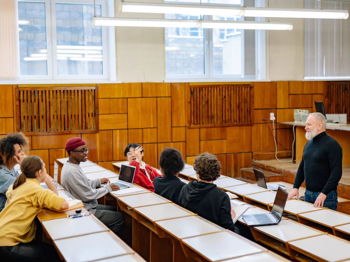 Groupe de stagiaires échangeant avec un formateur en salle de formation