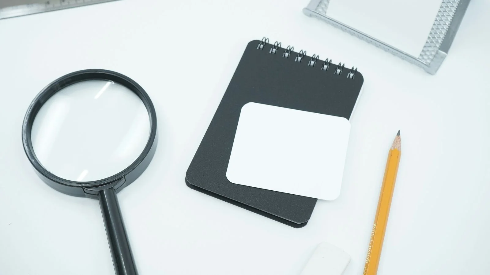 Loupe posée sur des documents administratifs, illustrant un contrôle de conformité