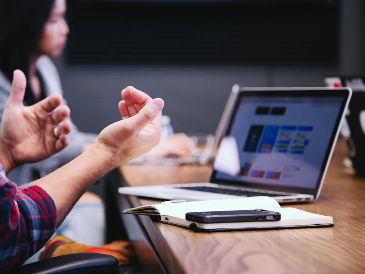 Dirigeants de TPE-PME en réunion de travail discutant d'un plan de transformation