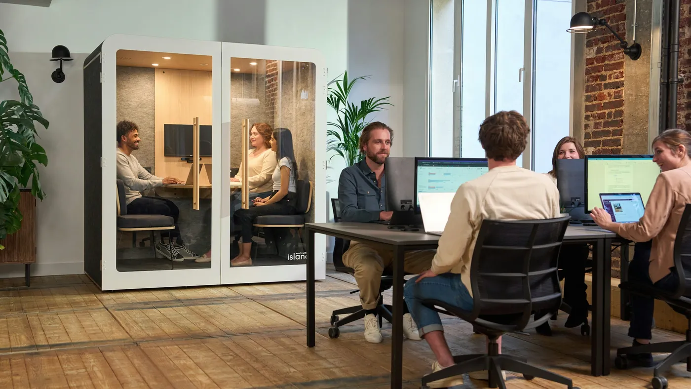 Équipe de consultants travaillant ensemble sur des dossiers de conformité