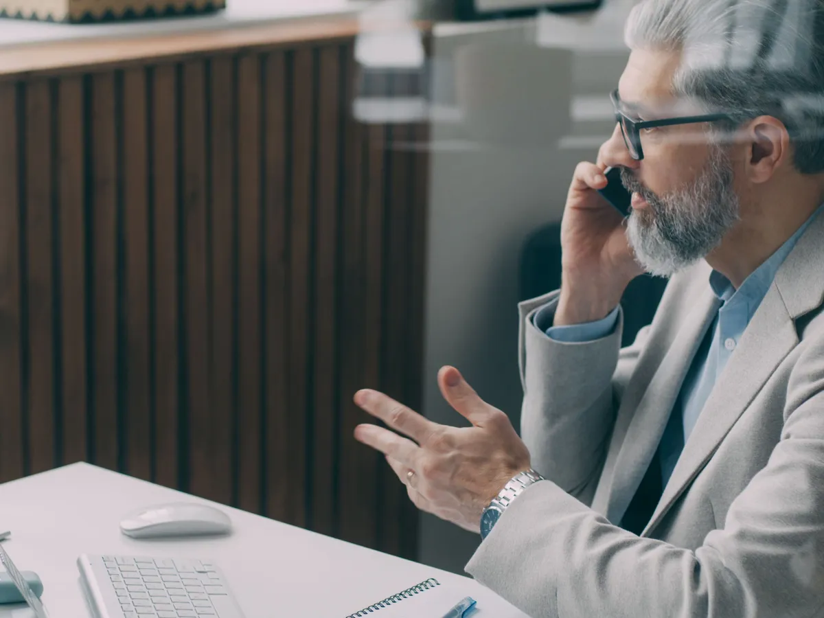 Consultant COPILOF menant un échange téléphonique de diagnostic avec un organisme de formation