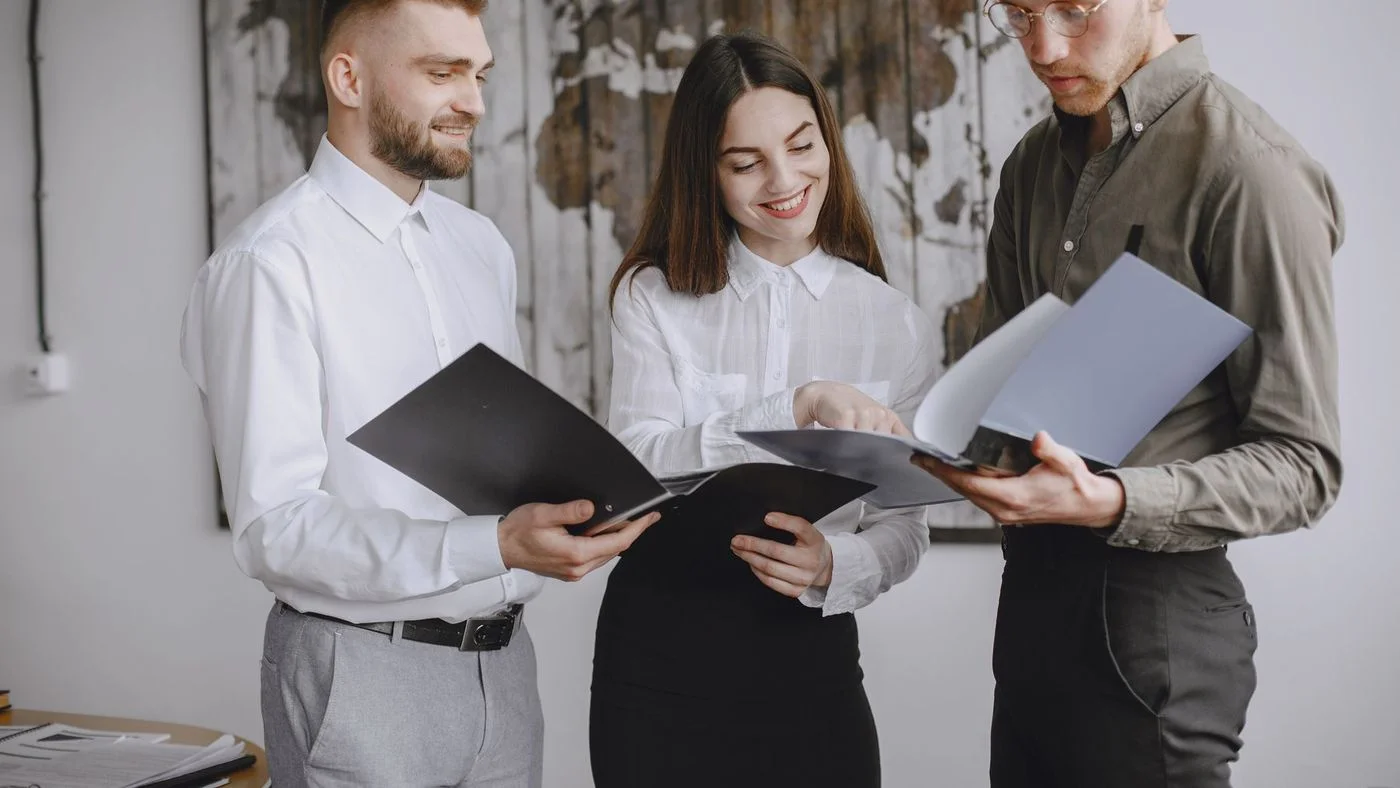 Équipe professionnelle au travail dans un bureau, ambiance de conformité et de suivi qualité