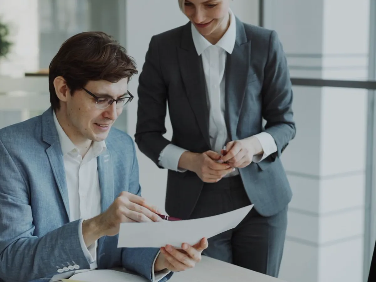 Consultant examinant des documents de conformité avec un dirigeant d'organisme de formation