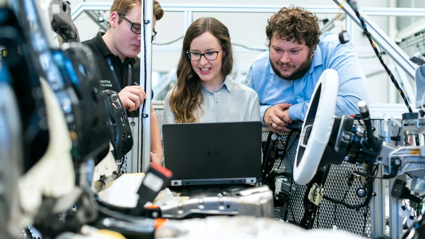 Salle de formation professionnelle réunissant plusieurs apprentis en atelier