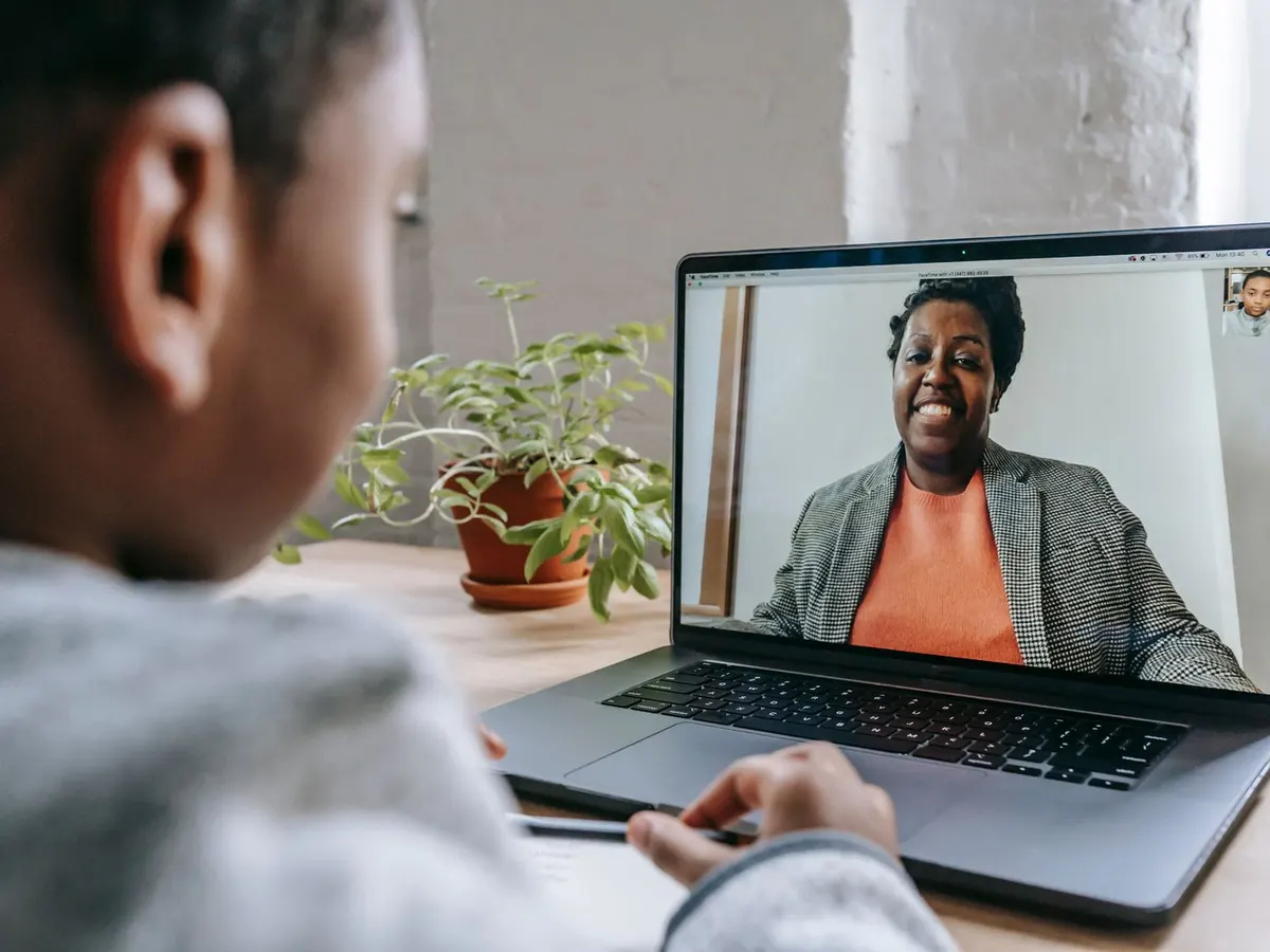 Apprenti suivant un module de formation à distance sur ordinateur portable
