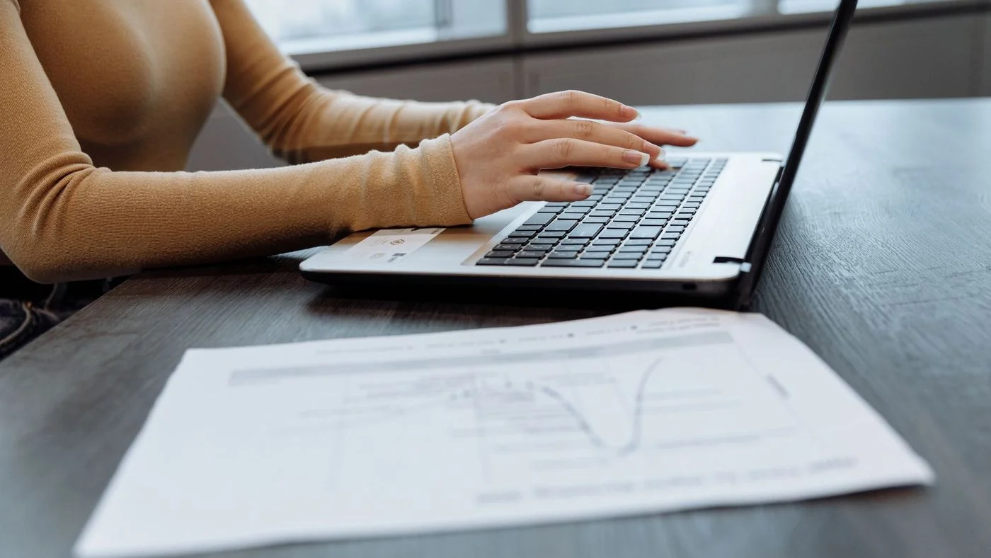 Espace de travail indépendant avec ordinateur portable et documents de formation