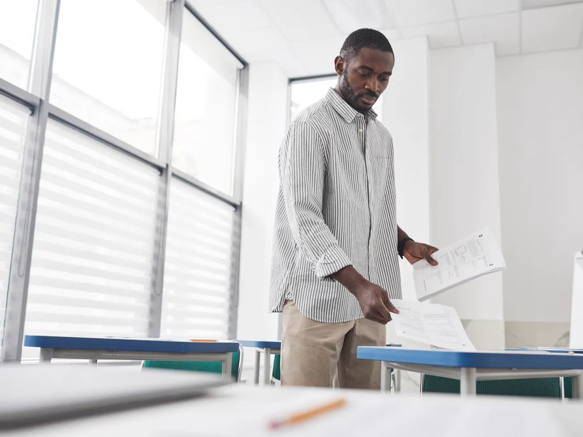 Formateur indépendant préparant seul son support de formation à son bureau