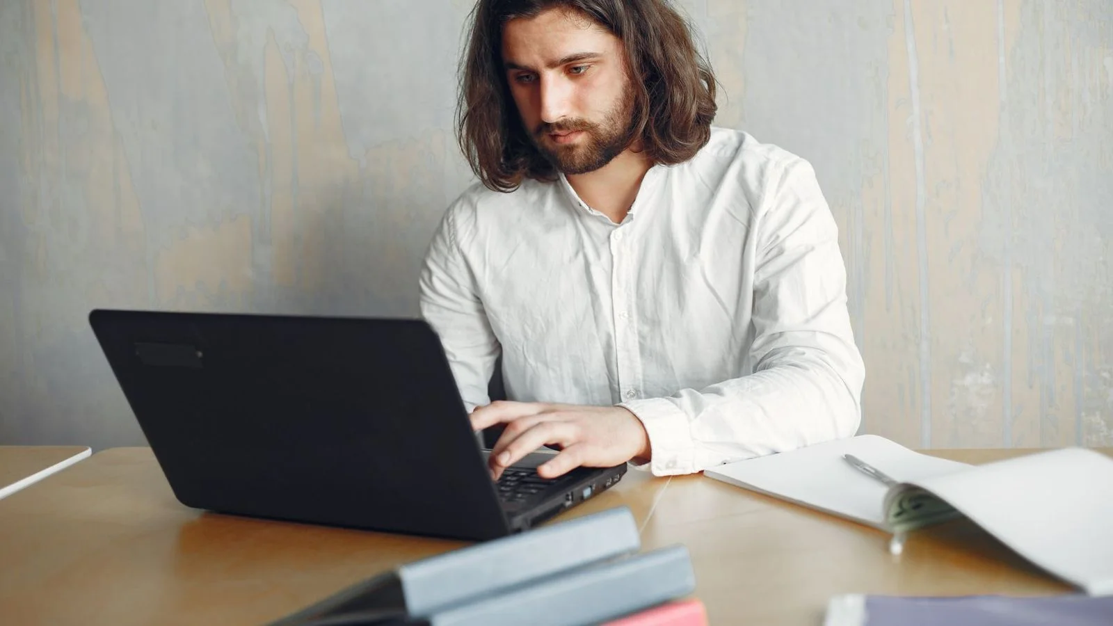 Formateur indépendant préparant son dossier de certification Qualiopi sur son lieu de travail