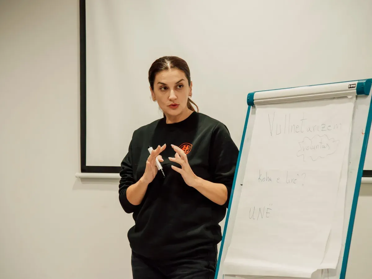 Formatrice animant une session de formation professionnelle devant des stagiaires