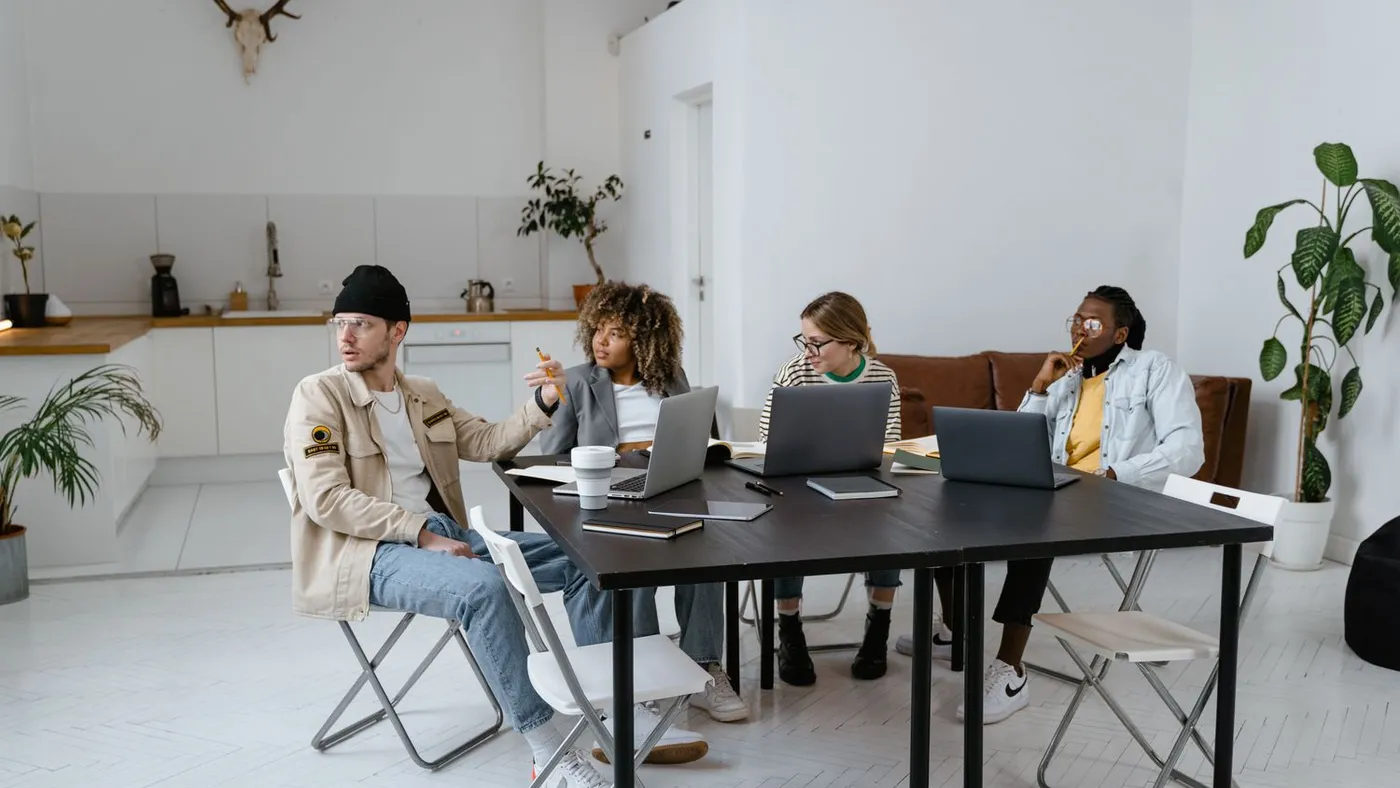 Équipe d'un organisme de formation collaborant sur un dossier de conformité en open space