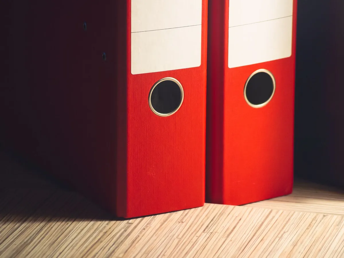 Classeurs et dossiers pédagogiques archivés dans un organisme de formation