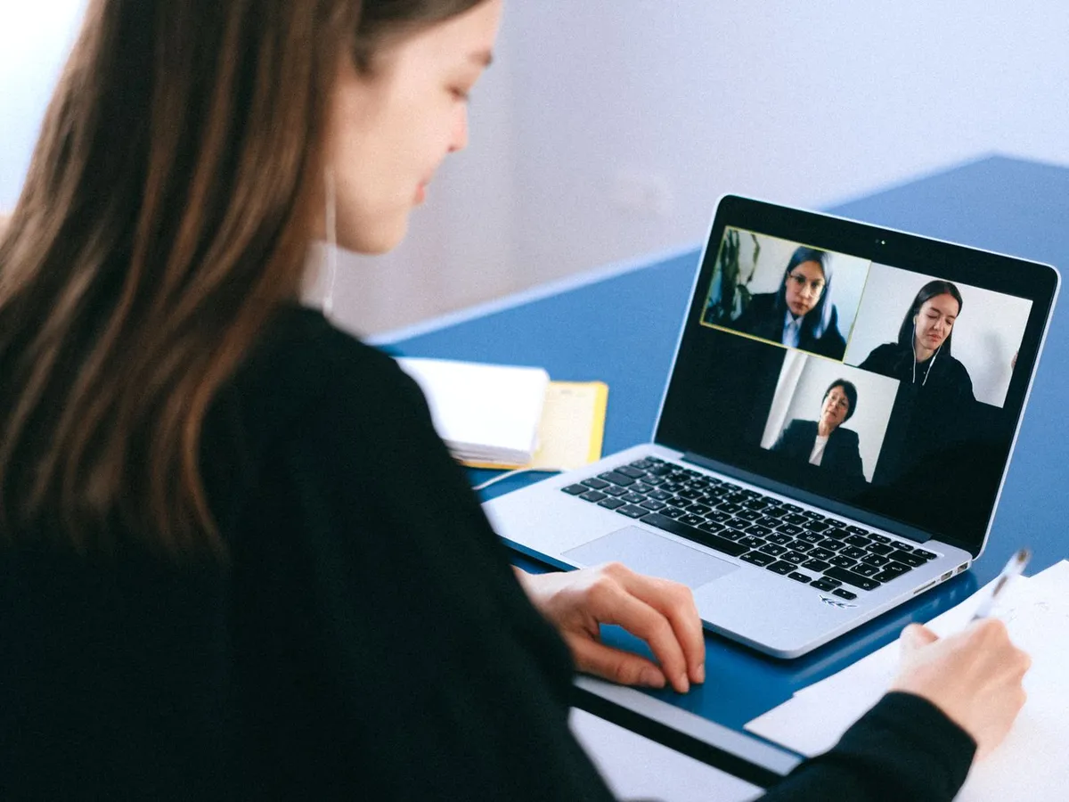 Responsable d'organisme de formation en visioconférence pour un échange à distance avec un OPCO
