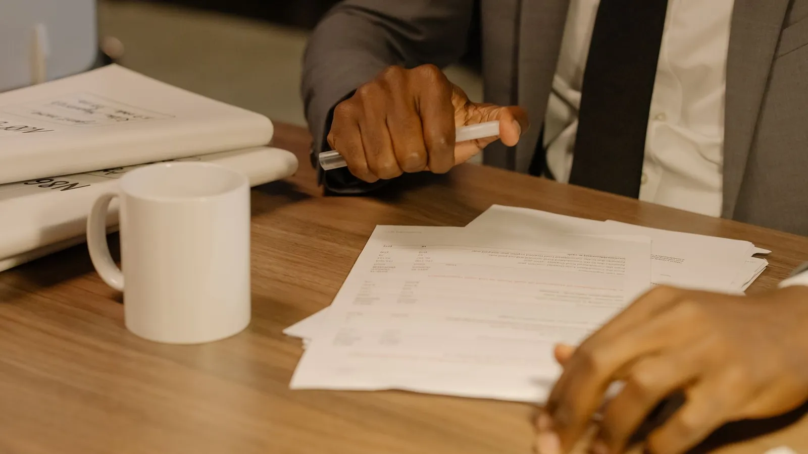 Responsable d'organisme de formation examinant un dossier administratif lors d'un contrôle OPCO