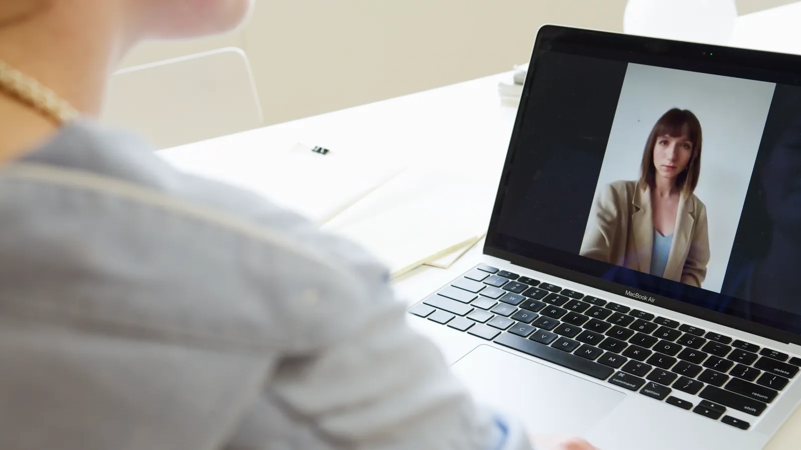 Formateur échangeant en visioconférence avec une apprenante lors d'une session de formation à distance