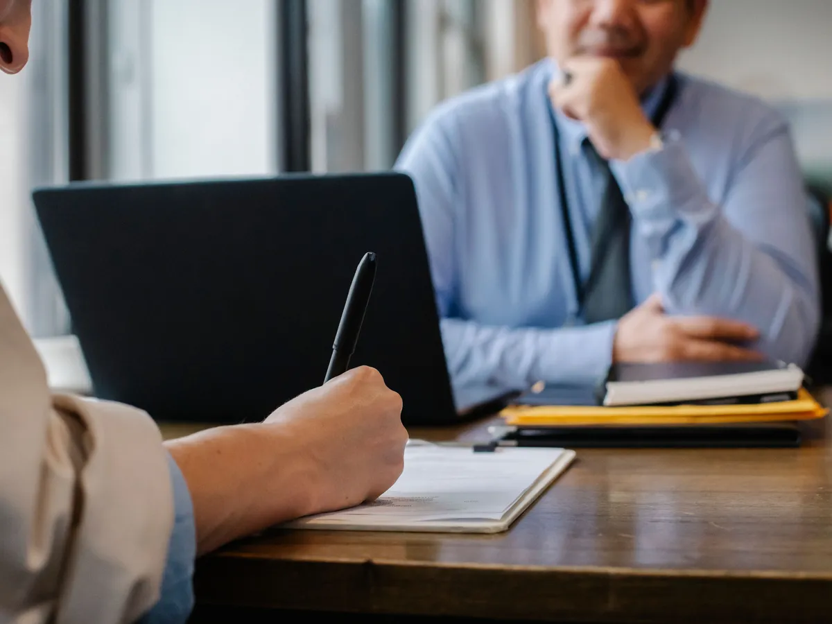 Demandeur d'emploi en entretien avec un conseiller sur son projet de formation