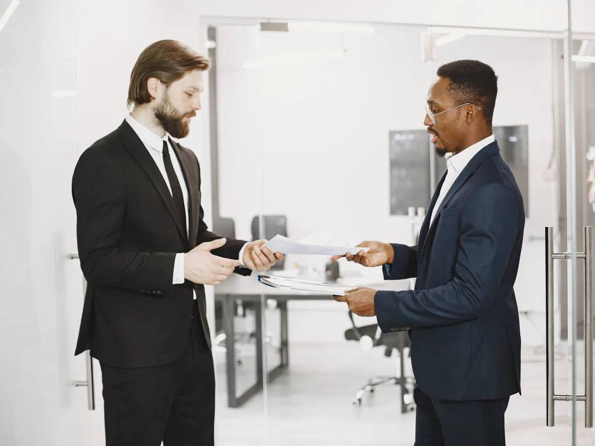 Salarié et responsable RH échangeant sur un projet de formation professionnelle