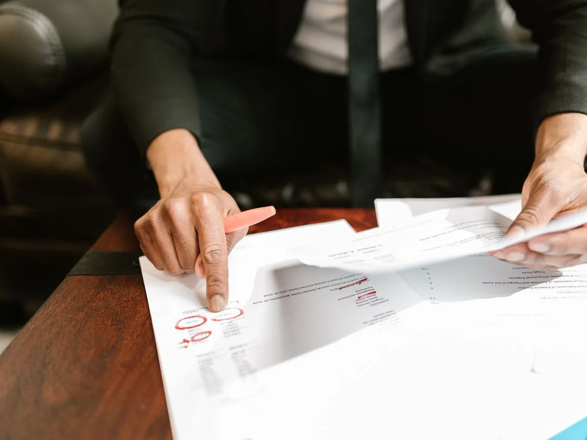 Artisan indépendant consultant ses documents comptables et son budget de formation