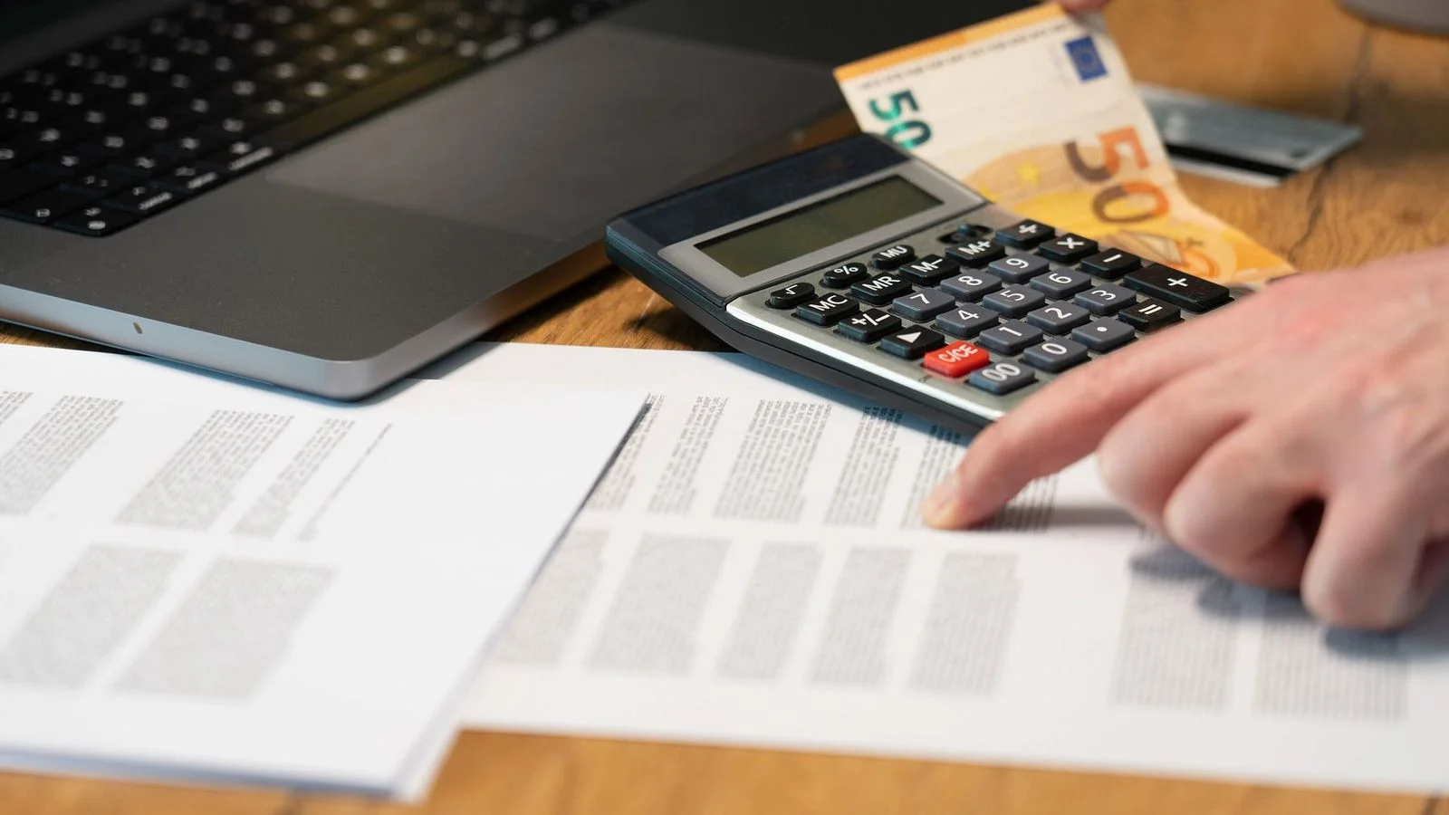 Personne consultant son compte personnel de formation et son budget sur un ordinateur portable