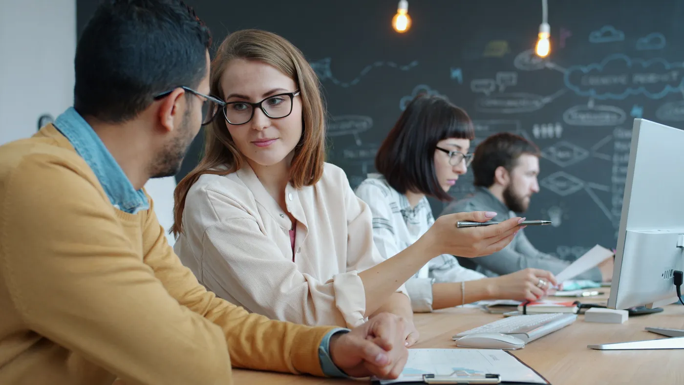 Jeunes professionnels collaborant dans un bureau moderne