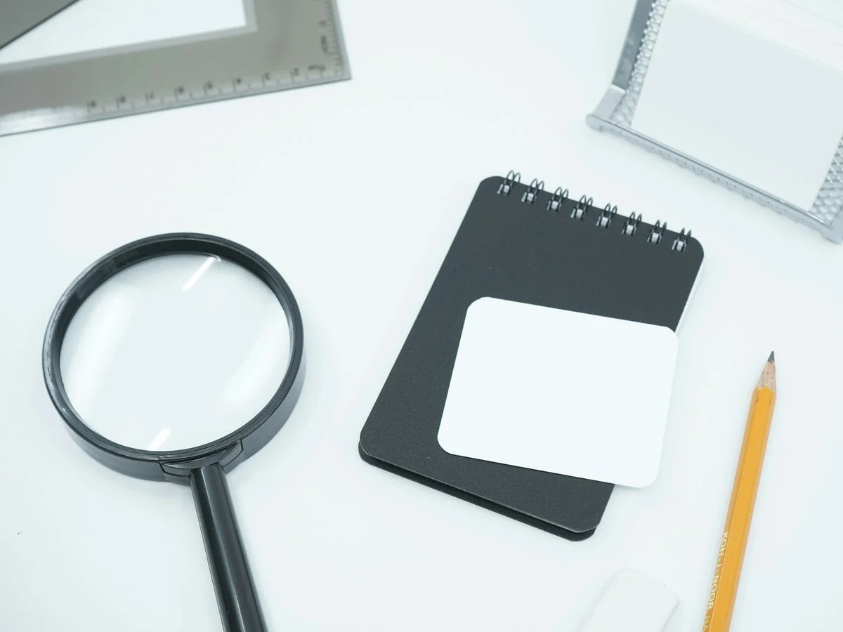 Gros plan sur un dossier de certification professionnelle en cours de vérification