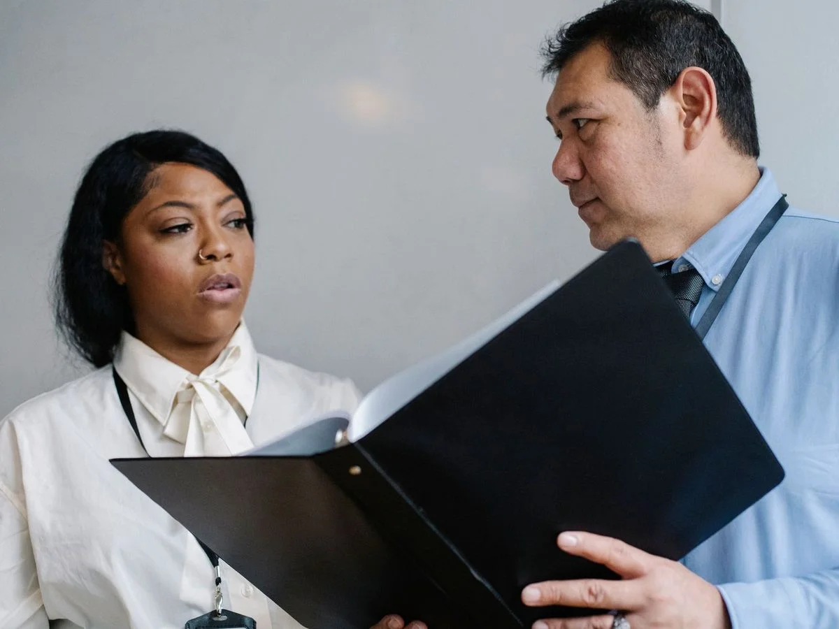 Formateur expliquant les modalités d'une certification à un collègue