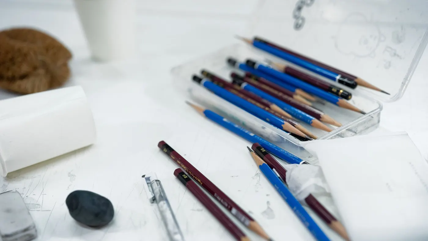 Crayons et outils de conception disposés sur un plan de travail