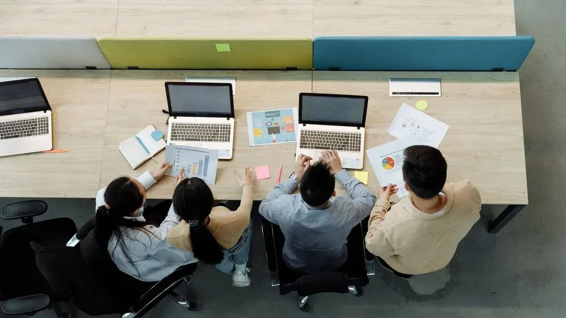 Équipe d'un organisme de formation en réunion de travail dans un bureau