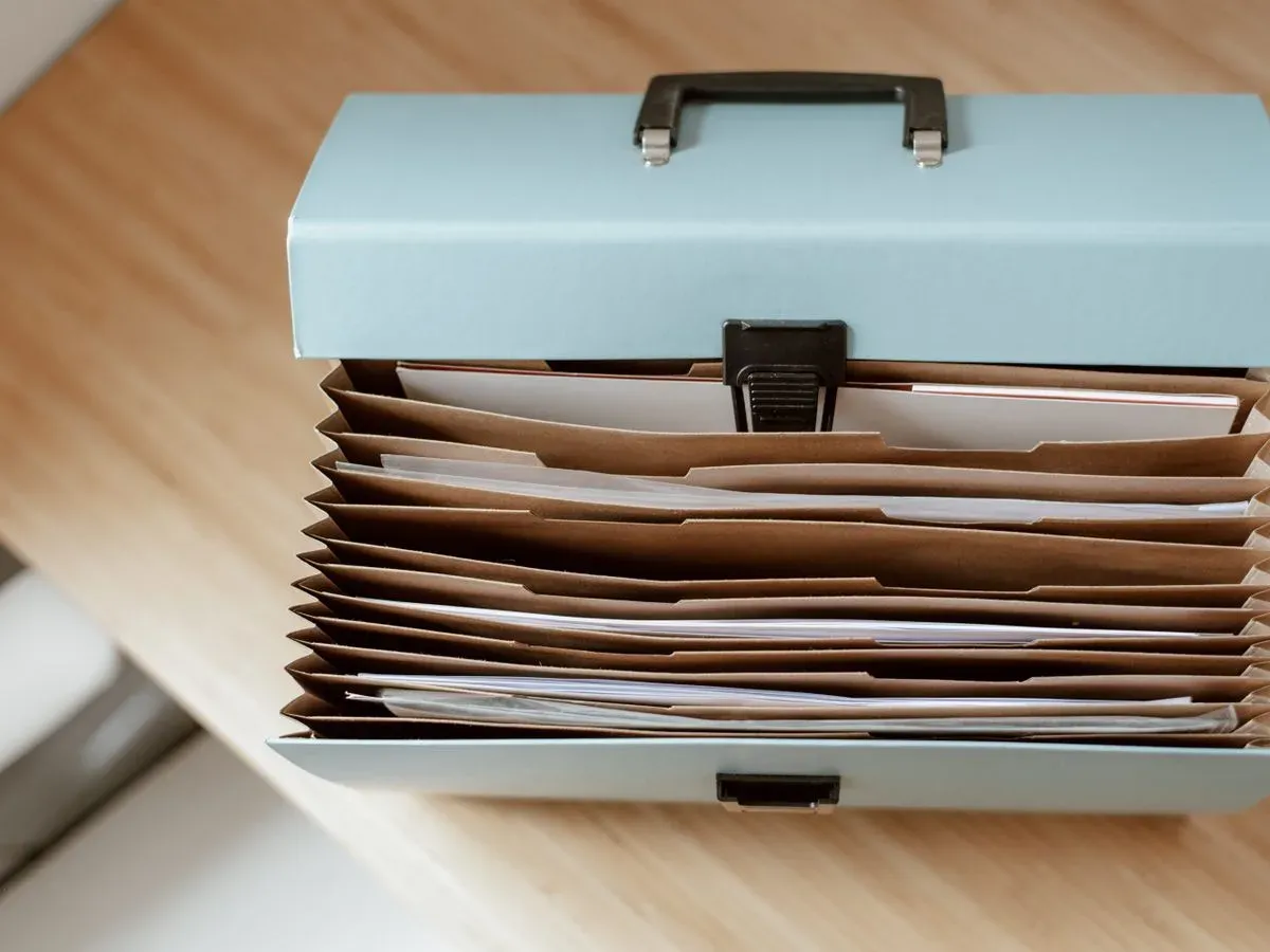 Dossier et documents contractuels d'un organisme de formation posés sur un bureau