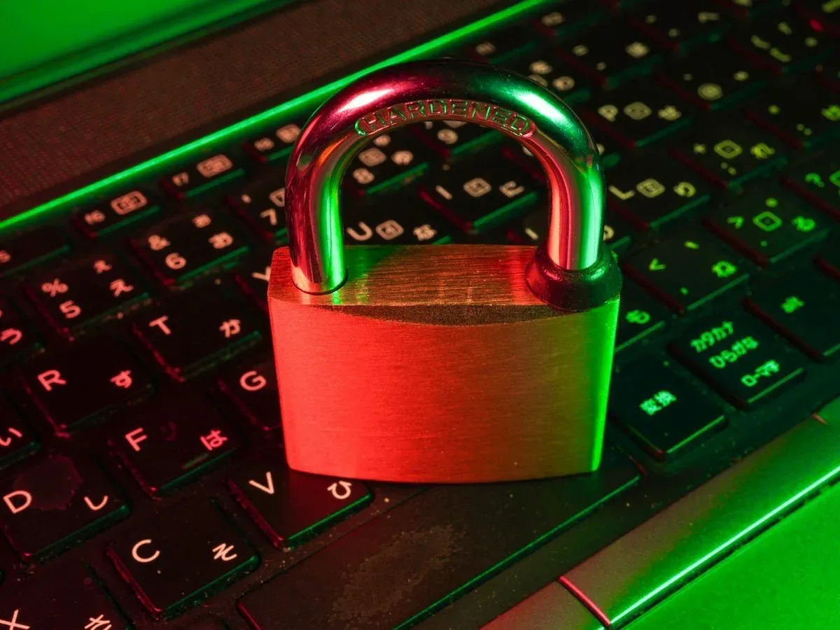 Ordinateur portable affichant une icône de sécurité des données sur un bureau professionnel
