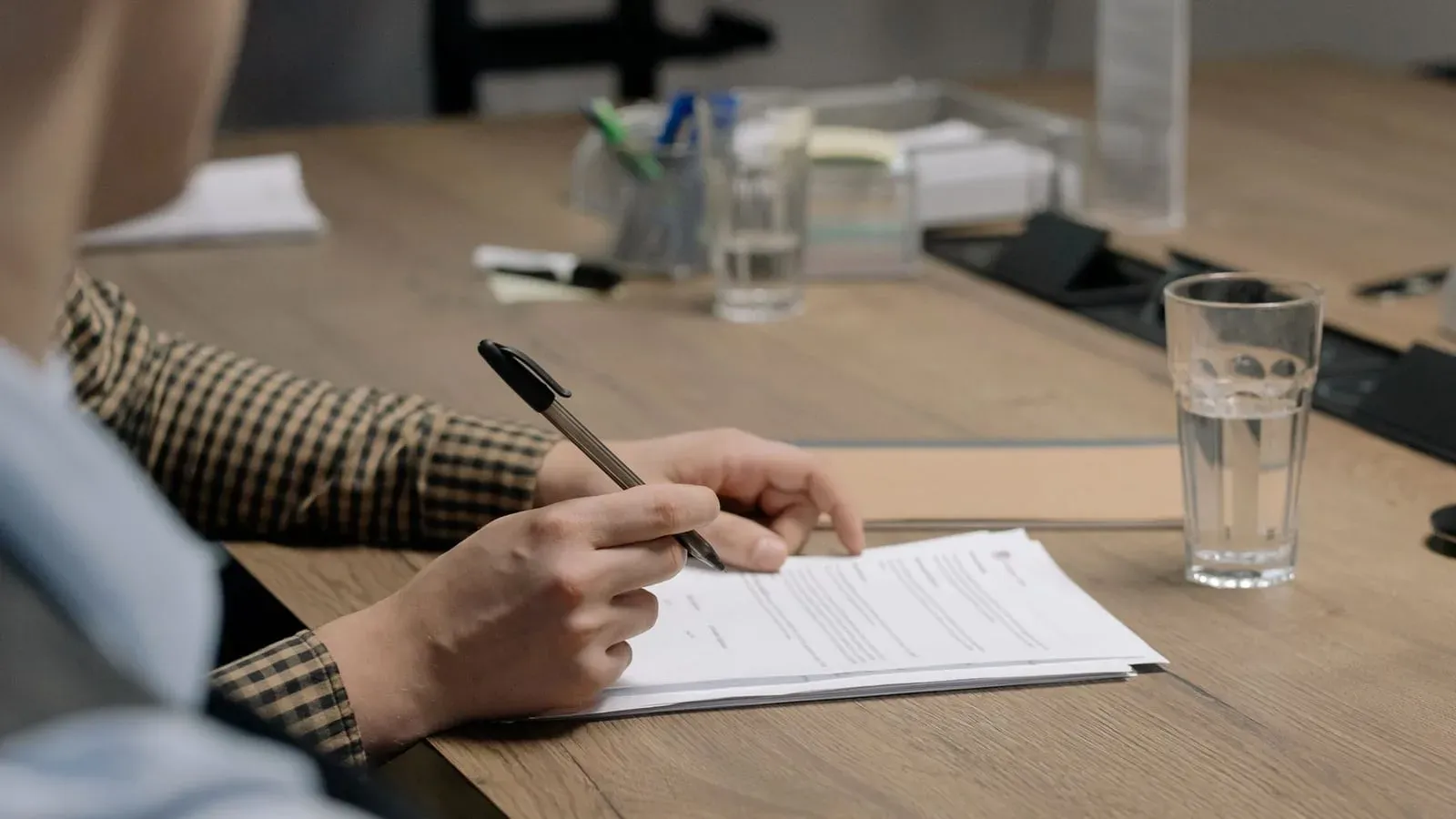 Dossier administratif d'un organisme de formation en cours de signature sur un bureau