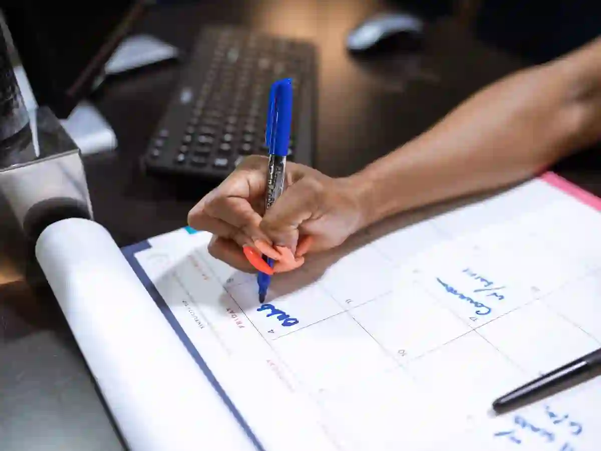 Responsable qualité planifiant la date du renouvellement de la certification Qualiopi sur un calendrier