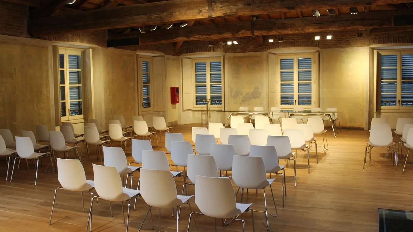 Salle de formation professionnelle prête à accueillir une session