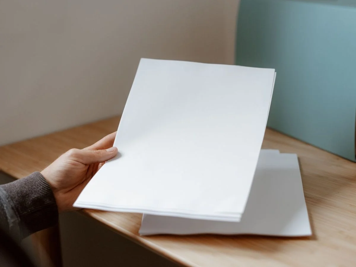 Créateur d'organisme préparant son dossier de déclaration d'activité