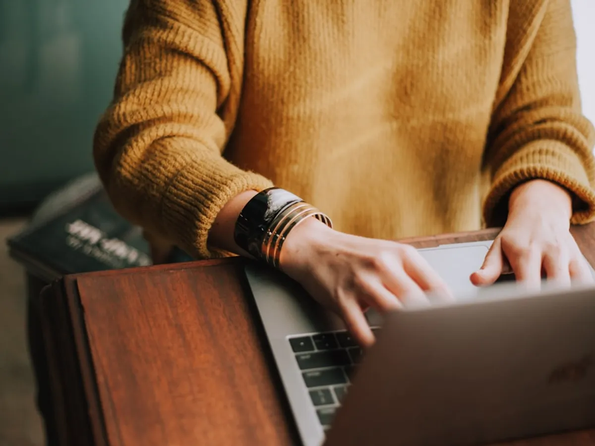 Formateur indépendant préparant seul son offre de formation