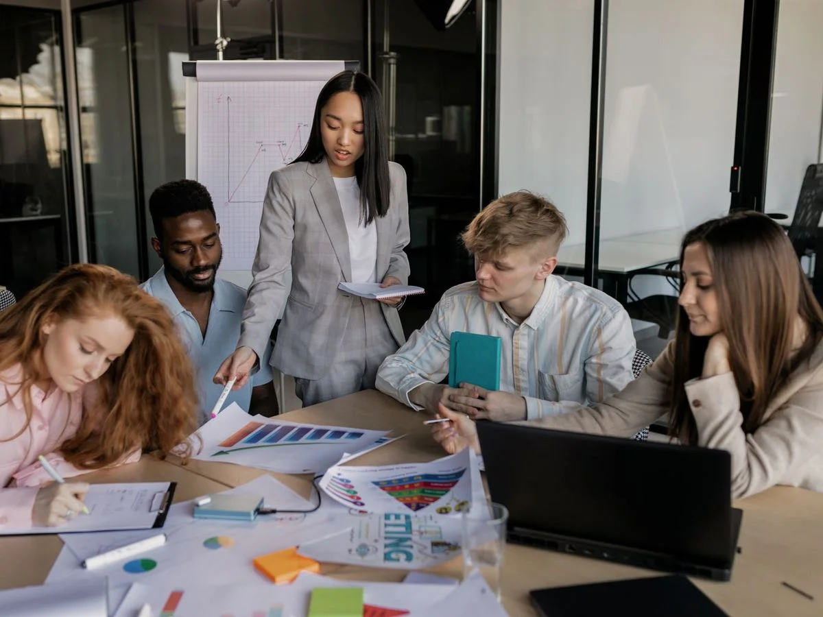Formateur présentant une formation à un petit groupe de stagiaires