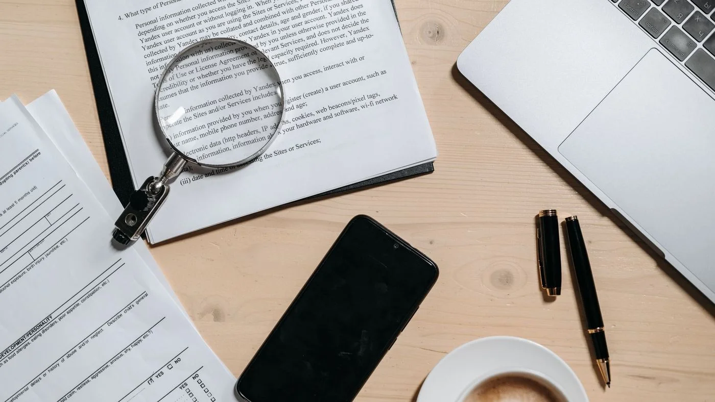 Poste de travail professionnel avec ordinateur portable et documents de conformité