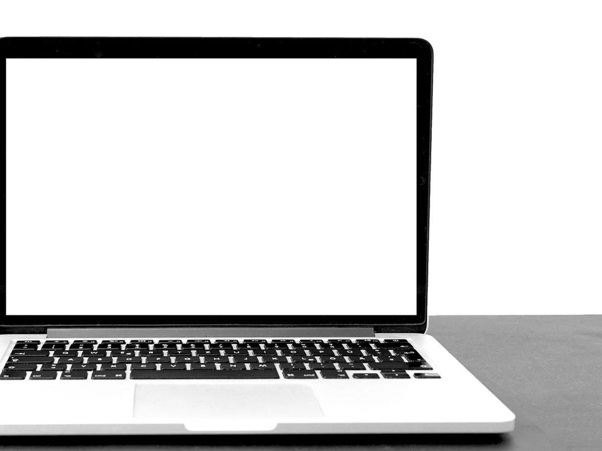 Personne consultant une veille documentaire et réglementaire sur écran d'ordinateur