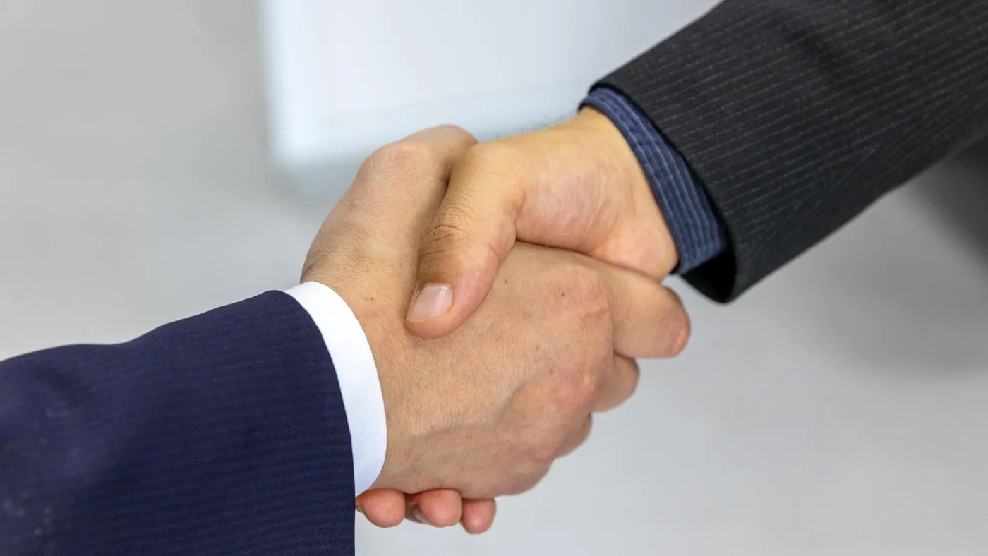 Dirigeant d'organisme de formation et consultant COPILOF concluant un accord d'accompagnement