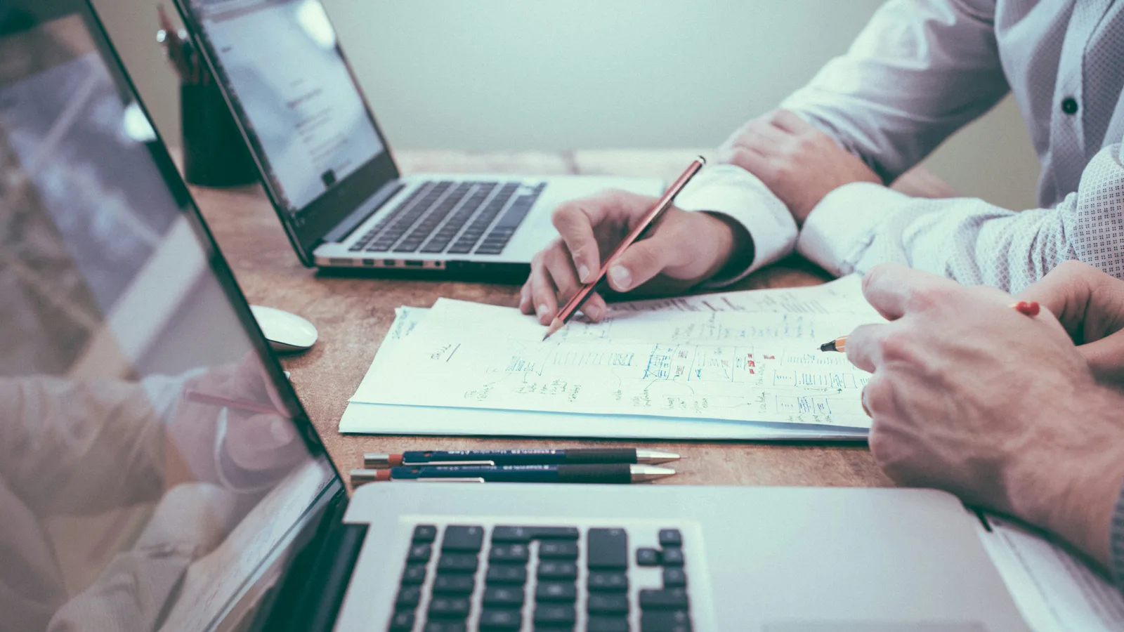 Dirigeant d'organisme de formation relisant son dossier de preuves avant l'audit de surveillance Qualiopi