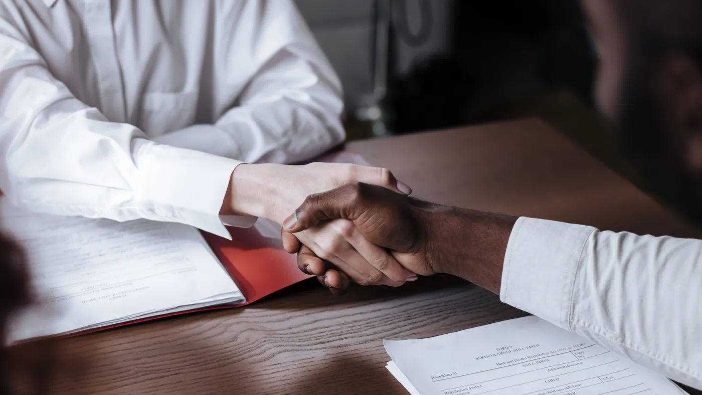 Dirigeant d'organisme de formation et consultant COPILOF concluant un accord d'accompagnement au renouvellement