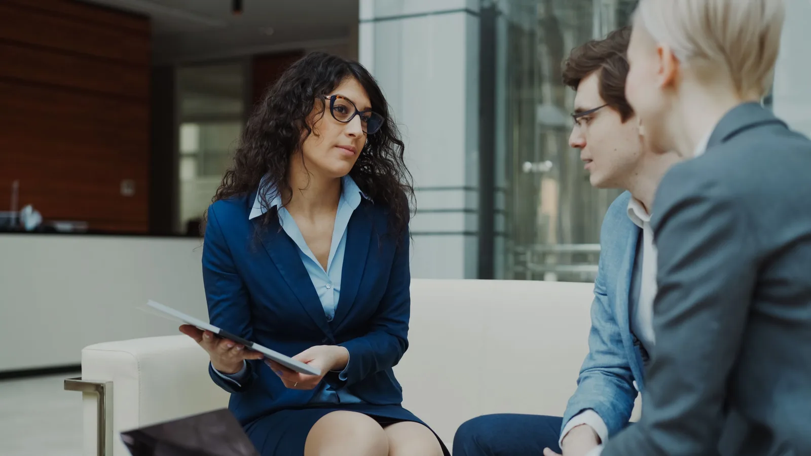 Dirigeant d'organisme de formation planifiant le calendrier de renouvellement de sa certification Qualiopi