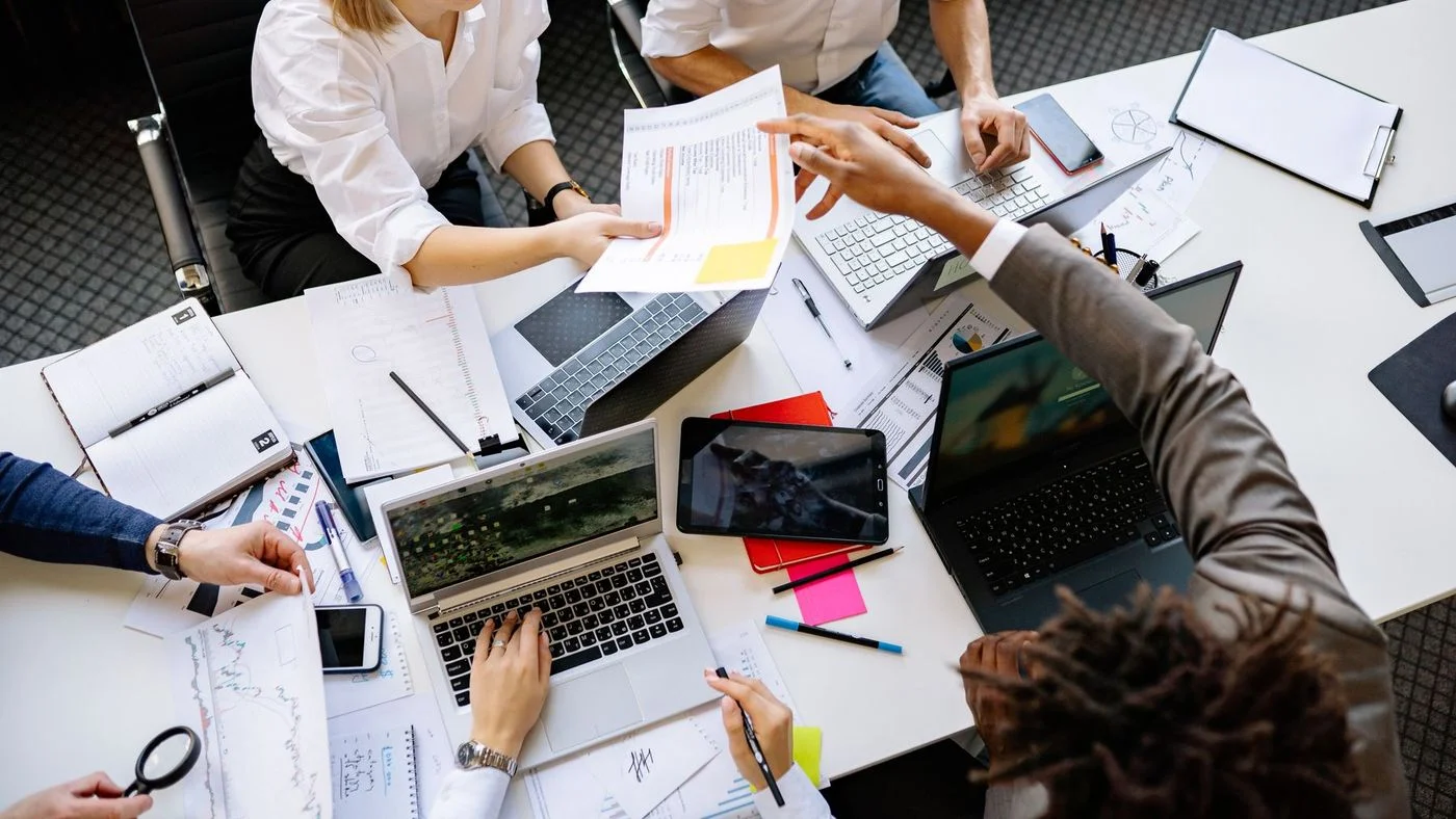 Équipe d'un organisme de formation au travail dans un bureau professionnel