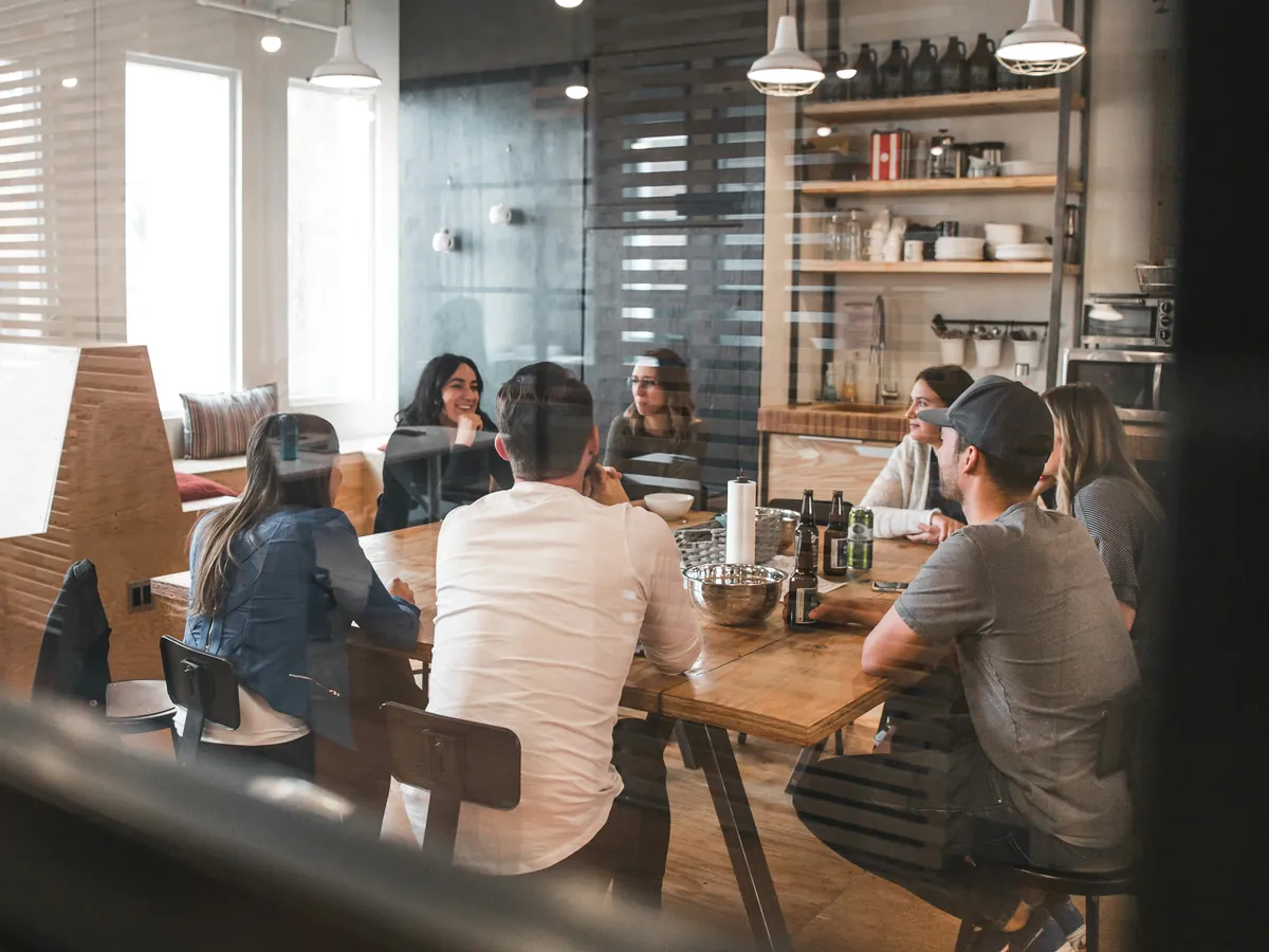 Dirigeant d'organisme de formation en entretien avec un auditeur lors d'un audit Qualiopi